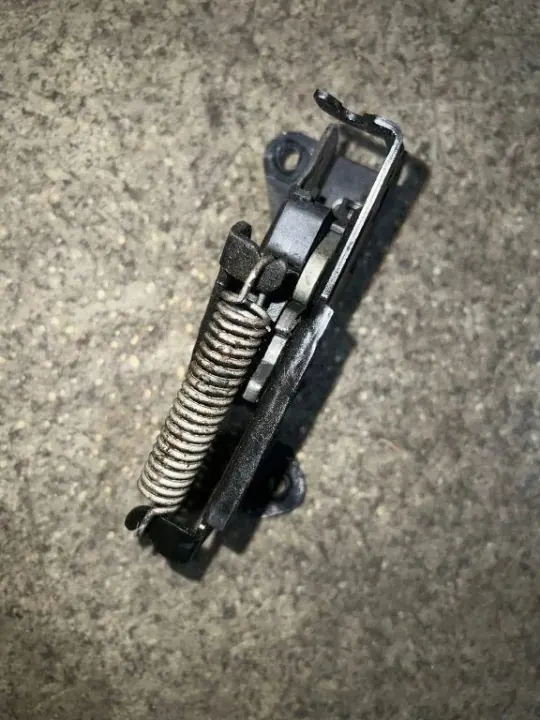 BMW M2 F87 oikea konepeltilukko OEM 7242549 image 3