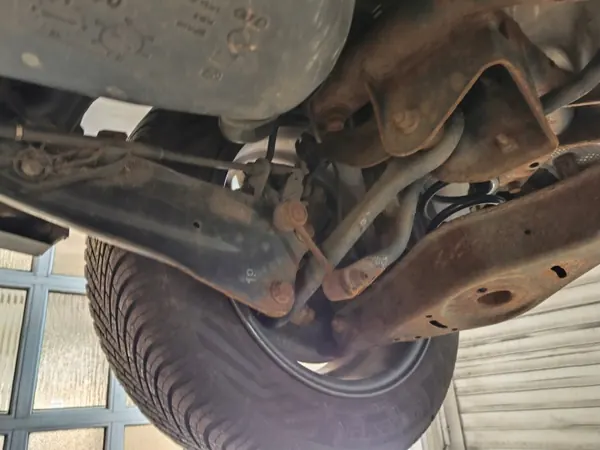 Viga suspensión trasera OEM 47IK2BSFAB - Usado image 3