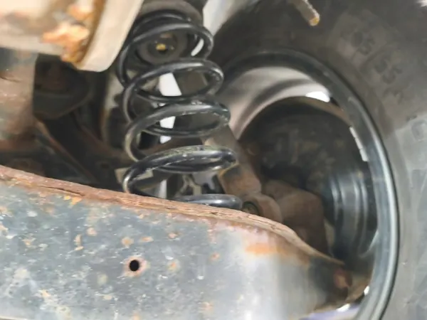 Viga suspensión trasera OEM 47IK2BSFAB - Usado image 4