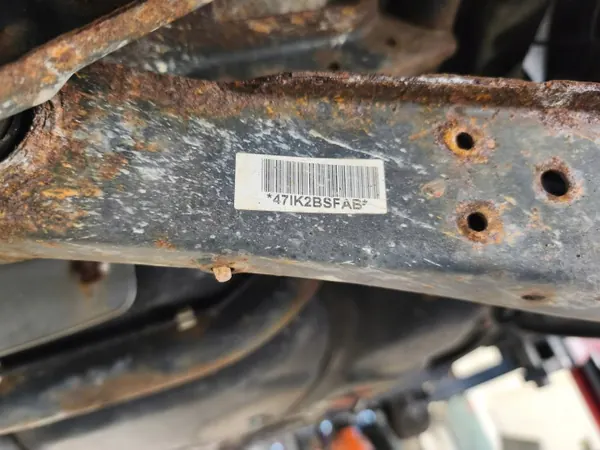Viga suspensión trasera OEM 47IK2BSFAB - Usado image 5
