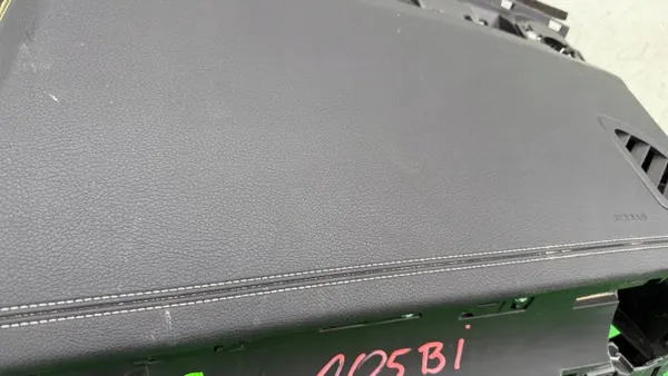 Mercedes X-Class W470 kojelautakonsoli OEM 681005XA1A image 5