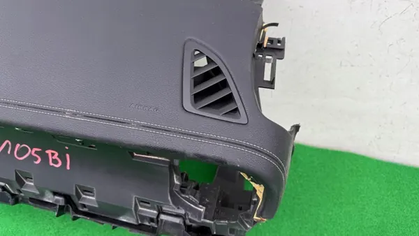 Mercedes X-Class W470 kojelautakonsoli OEM 681005XA1A image 6