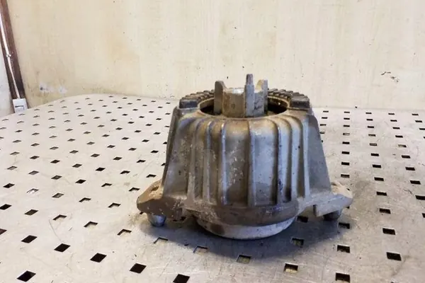 Soporte de motor MERCEDES-BENZ C (W204) A2042400317 image 2