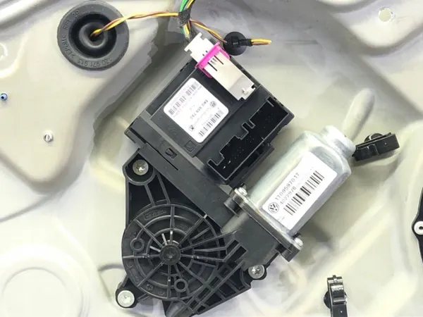 OEM 5K0959793 Vänster Framrutsregulator Skoda Octavia II image 3