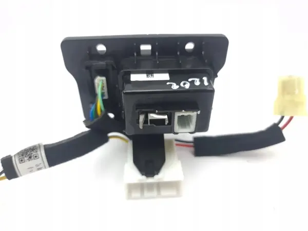 Tomada USB Hyundai Kona OEM 96120CM500 - Usado image 3