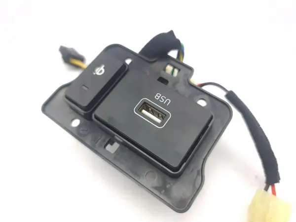 Tomada USB Hyundai Kona OEM 96120CM500 - Usado image 4