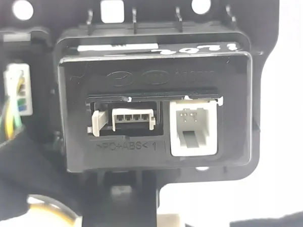 Tomada USB Hyundai Kona OEM 96120CM500 - Usado image 5