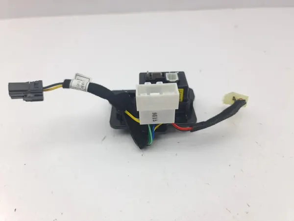 Tomada USB Hyundai Kona OEM 96120CM500 - Usado image 6