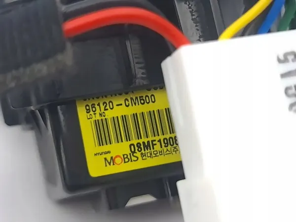 Tomada USB Hyundai Kona OEM 96120CM500 - Usado image 8