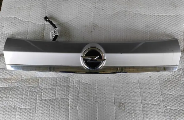 Opel Mokka Heckklappenblende OEM 95979090 - Gebraucht image 2