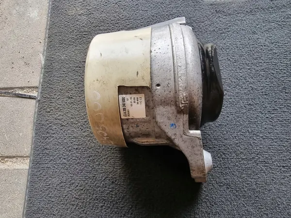 MERCEDES C-KLASA W205 AMG Moottorin Kiinnike A2052405000 image 2