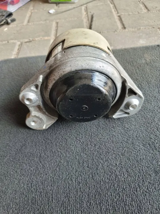 MERCEDES C-KLASA W205 AMG Moottorin Kiinnike A2052405000 image 3