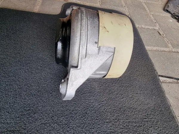 MERCEDES C-KLASA W205 AMG Moottorin Kiinnike A2052405000 image 4