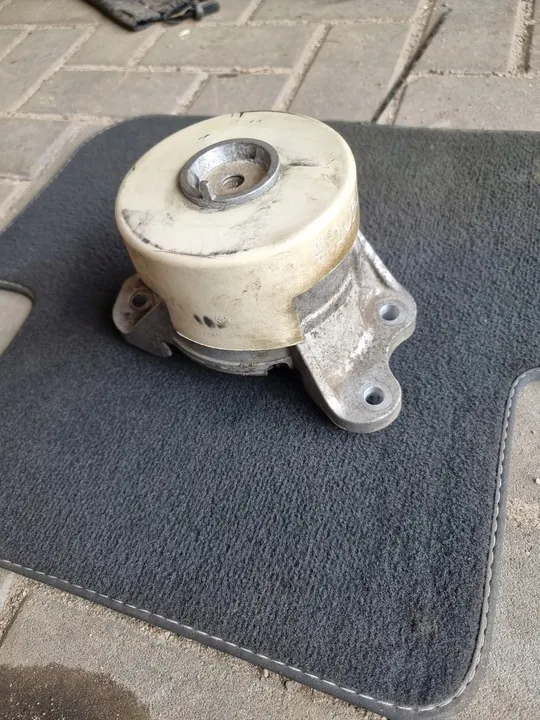 MERCEDES C-KLASA W205 AMG Moottorin Kiinnike A2052405000 image 6