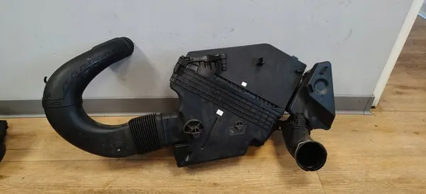 BMW X5 F15 Ilmansuodattimen Kotelo ja MAF-anturi image 4
