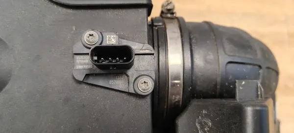 BMW X5 F15 Ilmansuodattimen Kotelo ja MAF-anturi image 5