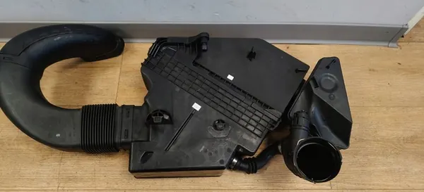 BMW X5 F15 Ilmansuodattimen Kotelo ja MAF-anturi image 8