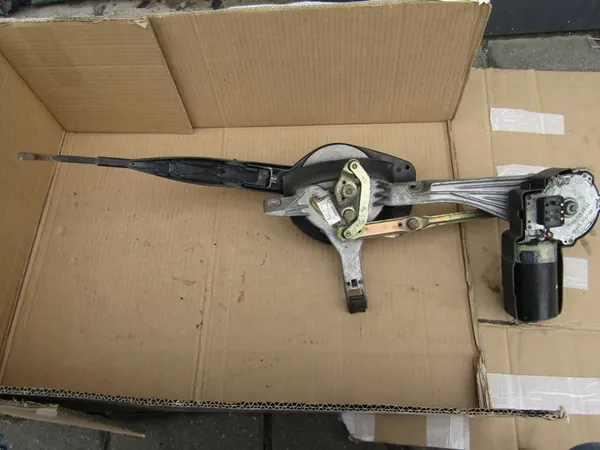 Etupyyhkijän moottorin mekanismi Mercedes W124 85-93 image 9