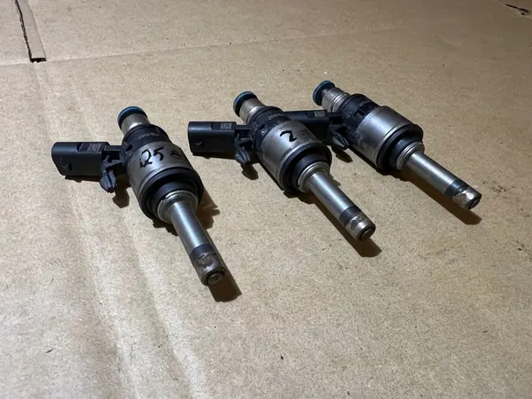 Iniettore carburante AUDI Q5 80A 2.0 TFSI 06K906036F image 2