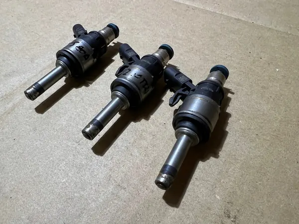 Iniettore carburante AUDI Q5 80A 2.0 TFSI 06K906036F image 3