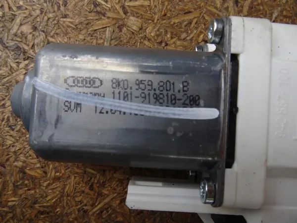 AUDI Q3 8U 11-18 Mecanismo da janela dianteira esquerda OEM 8U0837461 image 4