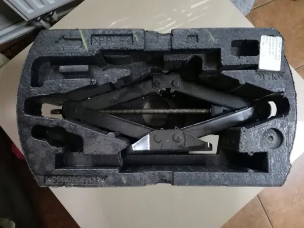 Macaco VW Passat B7 USA OEM 561012115A - Usado image 2