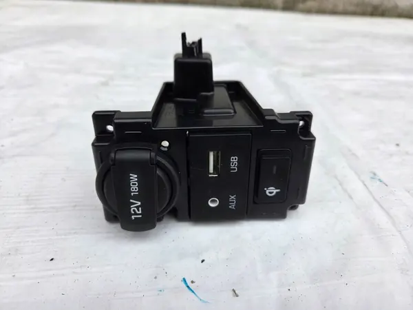 Hyundai USB-uttag OEM 96120-G2050 för i30 III image 2