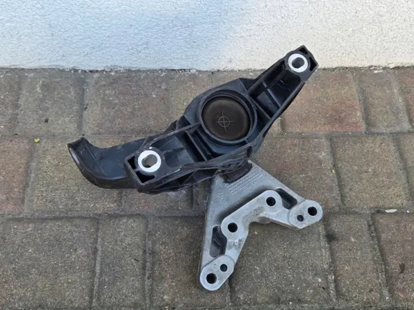Peugeot 5008 II Moottorin Kiinnike OEM 008956 - Käytetty image 4