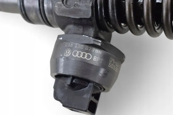Pompe lave-glace OEM 038130073BN pour VW Polo 9N 1.4TDI image 9