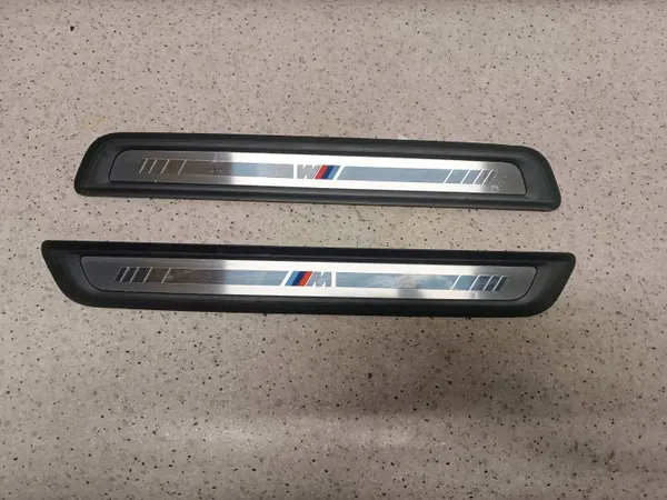 Protector de umbral BMW G80 G81 OEM 9451626 - Usado image 2