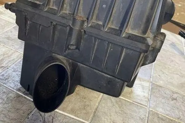 Ilmansuodattimen kotelo OPEL CORSA C 1.2L bensiini 55557185 image 2