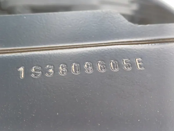 Skoda Citigo vasen kynnyspylväs OEM 1S3809605E image 7