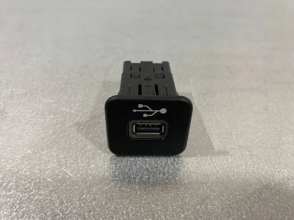 Porta USB Jeep Compass OEM FBZ18627 - Usado image 2