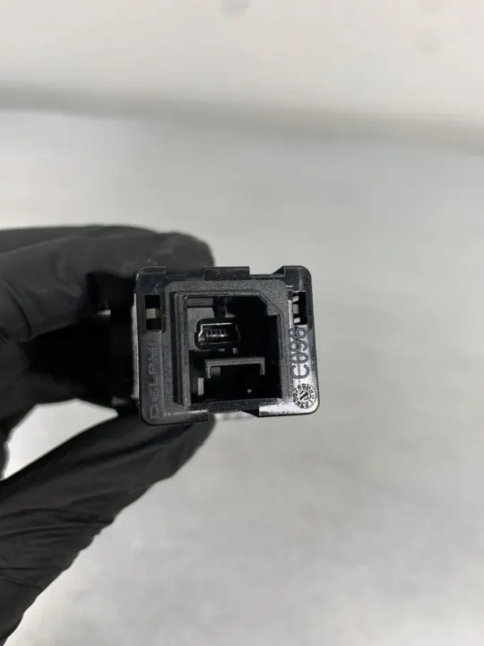 Porta USB Jeep Compass OEM FBZ18627 - Usado image 4