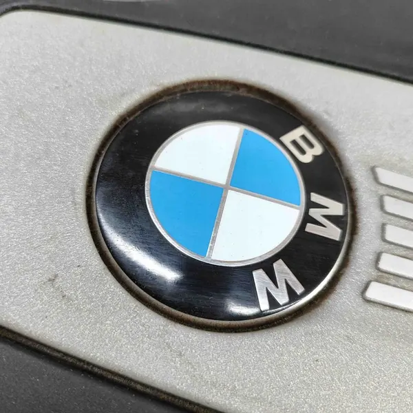 BMW X7 G07 2020 Moottorin yläkansi OEM 8571307 image 5