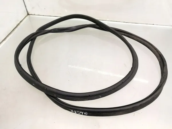 Junta de porta-malas Skoda Fabia Mk3 OEM 6V6827705F image 2