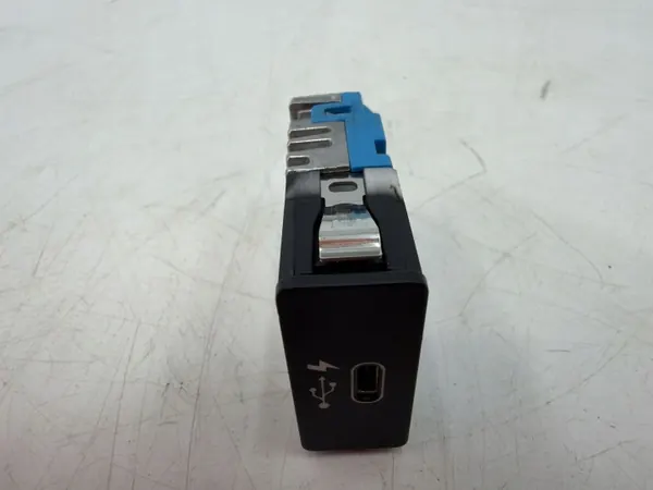 Prise USB BMW OEM 529701 pour Série 3 G20 G21 image 6
