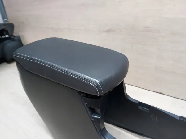 RAV4 IV PODŁOKIETNIK SKÓRA - Toyota OEM Armsteun image 4