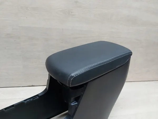RAV4 IV PODŁOKIETNIK SKÓRA - Toyota OEM Armsteun image 5