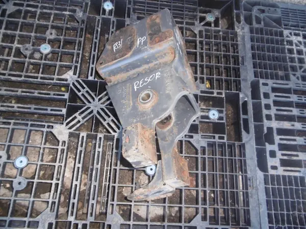 Spring Mounting Bracket OEM 5010574078 Right Front image 2