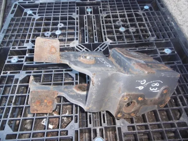 Spring Mounting Bracket OEM 5010574078 Right Front image 3