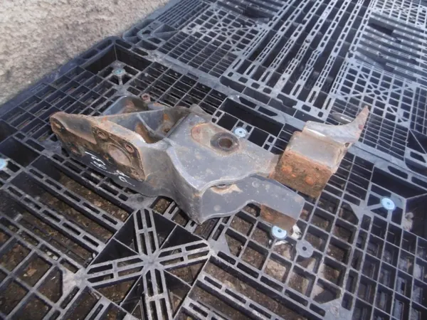 Spring Mounting Bracket OEM 5010574078 Right Front image 7