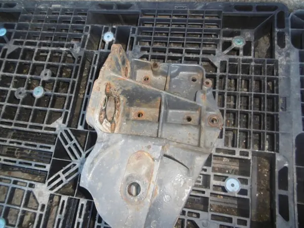 Spring Mounting Bracket OEM 5010574078 Right Front image 8