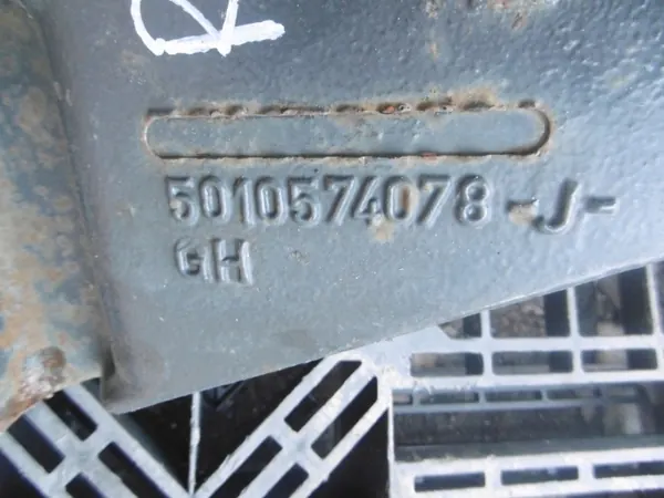 Spring Mounting Bracket OEM 5010574078 Right Front image 9