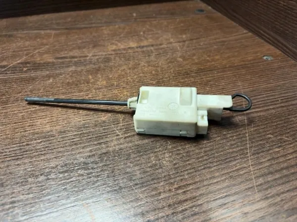 OEM 8200032984 Actionneur de trappe à carburant Trafic image 2
