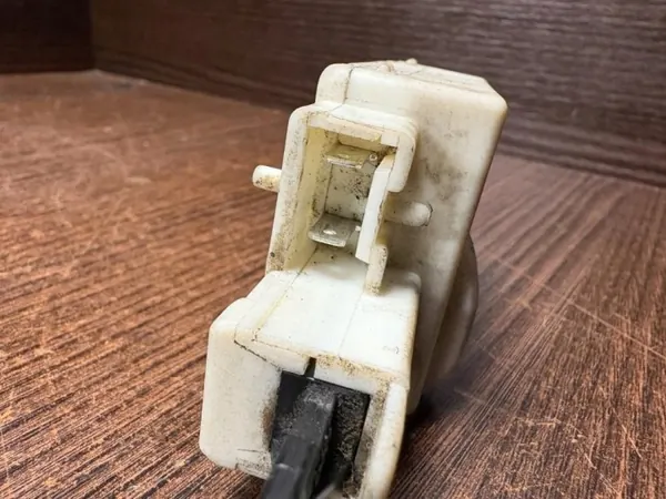 OEM 8200032984 Actionneur de trappe à carburant Trafic image 4