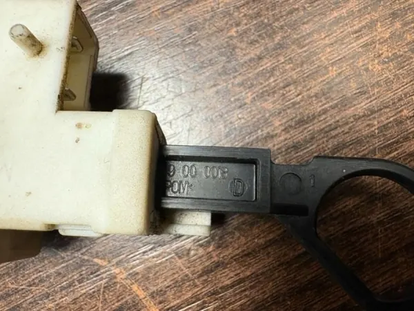 OEM 8200032984 Actionneur de trappe à carburant Trafic image 5