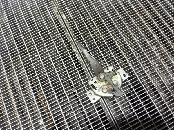 Suzuki Jimny motorkapslot OEM SKE57740 - Gebruikt image 2