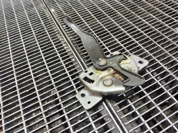 Suzuki Jimny motorkapslot OEM SKE57740 - Gebruikt image 3