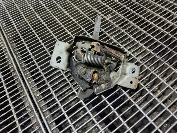 Suzuki Jimny motorkapslot OEM SKE57740 - Gebruikt image 4
